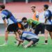 Skuat Laskar Mataram PSIM Yogyakarta saat menjalani sesi latihan sore di bawah arahan tim pelatih. Penyesuaian jadwal dilakukan agar para pemain dapat langsung berbuka puasa tepat setelah latihan berakhir. (Foto: Dok. PSIM Media/Istimewa)
