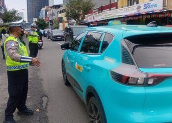 Kepadatan kendaraan di ruas Jalan Gatot Subroto, Jakarta Selatan, menjelang waktu berbuka puasa. Polisi mencatat puncak kemacetan sore hari bergeser lebih awal selama bulan Ramadan. (Foto: Dok. TMC Polda Metro/Istimewa)