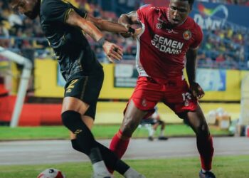 Pemain semen Padang Diego Mauricio berusaha merebut bola dengan pemain Malut United. Dalam laga tersebut semen Padang berhasil mengamankan satu poin usai bermain imbang 2-2. (Ig semenpadang)