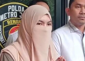 Wardatina Mawa didampingi kuasa hukumnya memberikan keterangan pers usai menjalani pemeriksaan di Polda Metro Jaya. Mawa menyerahkan bukti tambahan berupa rekaman CCTV untuk memperkuat laporannya. (Foto: Dok. Istimewa
