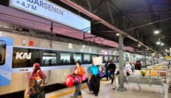 Calon penumpang mengantre untuk mencetak tiket di Stasiun Pasar Senen. KAI Daop 1 Jakarta mencatat 480 ribu tiket sudah terjual dan menambah belasan perjalanan tambahan untuk melayani arus mudik 2026. (Foto: Dok. KAI/Istimewa)