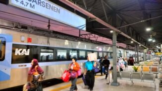 Calon penumpang mengantre untuk mencetak tiket di Stasiun Pasar Senen. KAI Daop 1 Jakarta mencatat 480 ribu tiket sudah terjual dan menambah belasan perjalanan tambahan untuk melayani arus mudik 2026. (Foto: Dok. KAI/Istimewa)