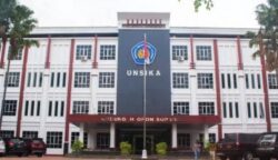 Gedung Universitas Singaperbangsa Karawang (Unsika). Kampus negeri ini disorot tajam lantaran rencana perjalanan dinas pimpinannya ke luar negeri di tengah rentetan temuan dugaan penyimpangan anggaran oleh BPK dan Kejaksaan. (Foto: Dok. Istimewa/Ekoin)