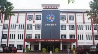 Gedung Universitas Singaperbangsa Karawang (Unsika). Kampus negeri ini disorot tajam lantaran rencana perjalanan dinas pimpinannya ke luar negeri di tengah rentetan temuan dugaan penyimpangan anggaran oleh BPK dan Kejaksaan. (Foto: Dok. Istimewa/Ekoin)