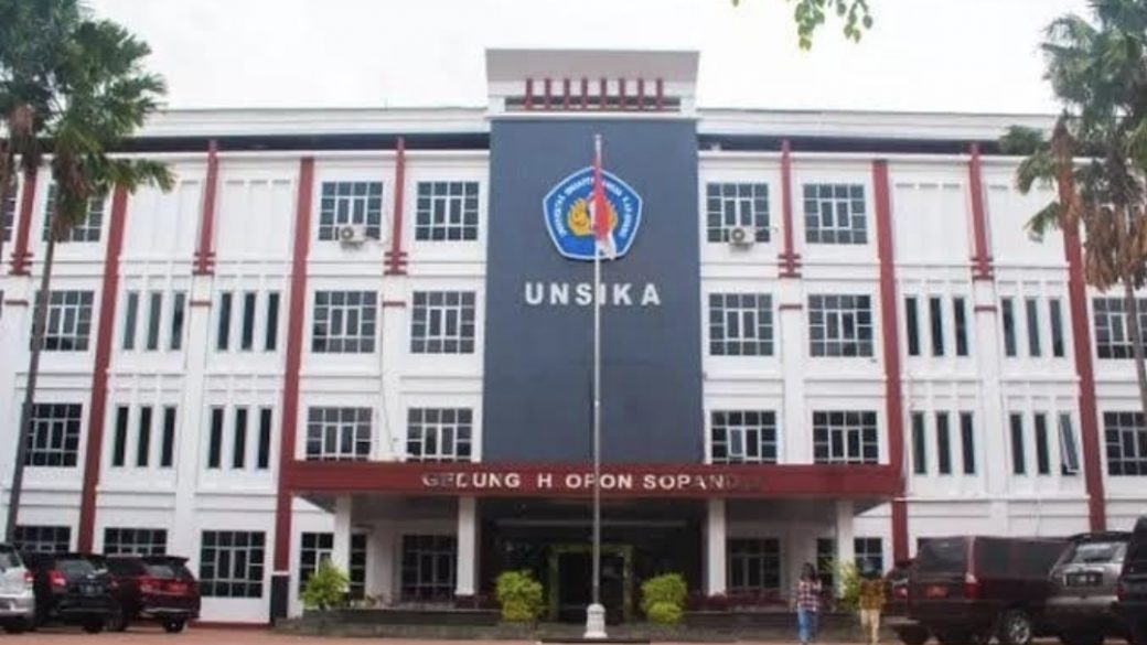Gedung Universitas Singaperbangsa Karawang (Unsika). Kampus negeri ini disorot tajam lantaran rencana perjalanan dinas pimpinannya ke luar negeri di tengah rentetan temuan dugaan penyimpangan anggaran oleh BPK dan Kejaksaan. (Foto: Dok. Istimewa/Ekoin)