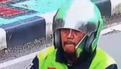 Tangkapan layar rekaman CCTV yang memperlihatkan pelaku berpakaian atribut ojek online saat memantau target motor di Jalan Timbul, Jagakarsa. Polisi kini tengah melacak identitas komplotan tersebut. (Foto: Dok. Istimewa)