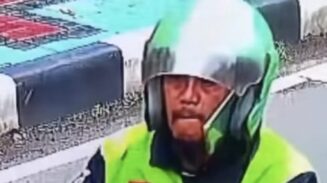 Tangkapan layar rekaman CCTV yang memperlihatkan pelaku berpakaian atribut ojek online saat memantau target motor di Jalan Timbul, Jagakarsa. Polisi kini tengah melacak identitas komplotan tersebut. (Foto: Dok. Istimewa)