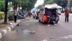 Personel Dit Samapta Polda Metro Jaya saat membantu mengamankan lokasi kecelakaan tunggal di Jalan Gatot Subroto, Jakarta Selatan. Satu orang dilaporkan tewas dalam insiden tersebut. (Foto: Dok. Humas Polda Metro Jaya/Istimewa)