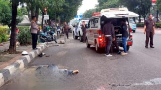 Personel Dit Samapta Polda Metro Jaya saat membantu mengamankan lokasi kecelakaan tunggal di Jalan Gatot Subroto, Jakarta Selatan. Satu orang dilaporkan tewas dalam insiden tersebut. (Foto: Dok. Humas Polda Metro Jaya/Istimewa)