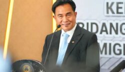 Menteri Koordinator Bidang Hukum, HAM, Imigrasi, dan Pemasyarakatan, Yusril Ihza Mahendra. Ia mendesak agar oknum Brimob Bripda MS yang menewaskan anak di Tual diproses secara pidana tanpa pandang bulu. (Foto: Dok. Kemenko Kumham Imipas/Istimewa)