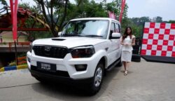 Ilustrasi unit kendaraan niaga pickup yang direncanakan akan diimpor dari India untuk memperkuat operasional koperasi desa di seluruh Indonesia. Proyek ini kini menuai kritik karena potensi dampaknya terhadap industri otomotif lokal. (Foto: Dok. Mahindra/Tata Motors/Istimewa)