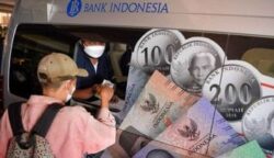 Warga mengantre di kas keliling Bank Indonesia untuk menukarkan uang Rupiah baru. BI menambah kuota dan mempercepat jadwal pemesanan untuk memenuhi tingginya permintaan masyarakat menjelang Lebaran. (Foto: Dok. Bank Indonesia/Istimewa)