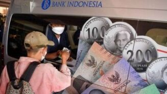 Warga mengantre di kas keliling Bank Indonesia untuk menukarkan uang Rupiah baru. BI menambah kuota dan mempercepat jadwal pemesanan untuk memenuhi tingginya permintaan masyarakat menjelang Lebaran. (Foto: Dok. Bank Indonesia/Istimewa)
