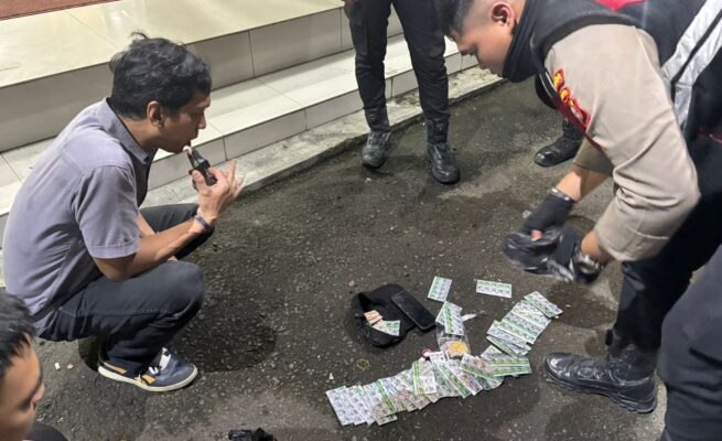 Barang bukti ratusan butir obat keras jenis Tramadol dan Eximer yang disita Satgas Anti Tawuran dari seorang pria di Palmerah. Kepolisian terus memperketat patroli di jam rawan untuk menekan angka kriminalitas. (Foto: Dok. Humas Polda Metro Jaya/Istimewa)
