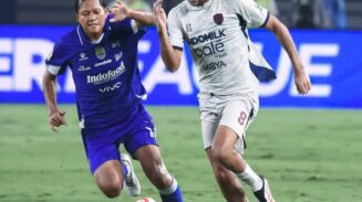 Gelandang Persita Pablo Ganet dibayangi pemain Persib Adam Alis dalam lanjutan super League. Persib Kokoh di pucuk klasemen usai mengalahkan Persita 1-0 (IG Persita)
