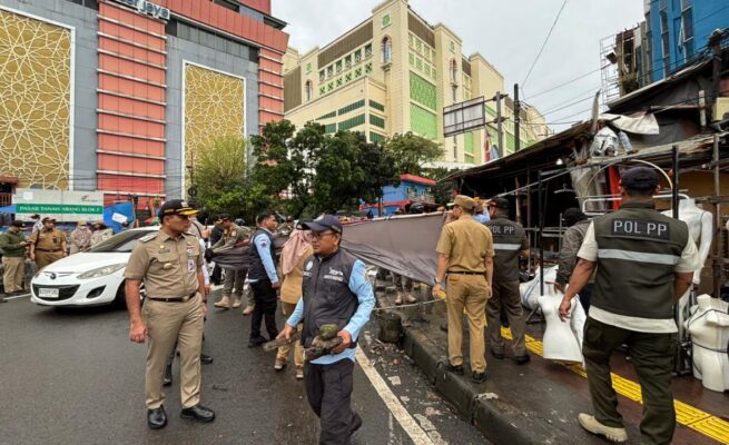 Wali Kota Jakarta Pusat, Arifin (tengah), saat memberikan arahan kepada petugas gabungan dalam penataan kawasan Pasar Tanah Abang. Pemkot berkomitmen mengembalikan hak pejalan kaki di atas trotoar demi kenyamanan pengunjung jelang bulan suci Ramadan. (Foto: Ridwan/Ekoin.co)