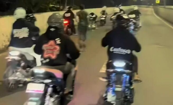 Tangkapan layar video viral yang menunjukkan aksi pemotor saat merusak dan menerobos portal JLNT Casablanca. Kepolisian memastikan akan melacak identitas pelaku melalui rekaman CCTV guna penegakan hukum yang tegas. (Foto: Istimewa/Media Sosial)