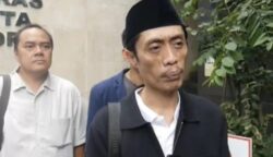 Kader PSI, Dian Sandi, usai memberikan keterangan di depan gedung Ditreskrimum Polda Metro Jaya. Pemeriksaan tambahan ini dilakukan untuk memastikan kelengkapan berkas perkara sebelum memasuki tahap persidangan. (Foto: Dok. Istimewa)
