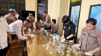Suasana pelaksanaan tes urine bagi personel Polres Metro Jakarta Pusat di bawah pengawasan ketat tim Dokkes dan Propam. Pemeriksaan ini merupakan bagian dari komitmen "Zero Tolerance" terhadap penyalahgunaan narkoba di tubuh kepolisian. (Foto: Dok. Humas Polres JP/Istimewa)