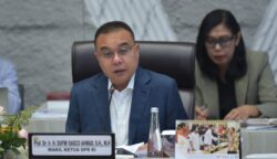 Wakil Ketua DPR RI Sufmi Dasco Ahmad saat memberikan keterangan di Gedung DPR. Dasco menegaskan pentingnya menunda kebijakan strategis impor kendaraan guna melindungi ekosistem industri otomotif dalam negeri sesuai visi Presiden Prabowo. (Foto: Dok. Humas DPR/Istimewa)