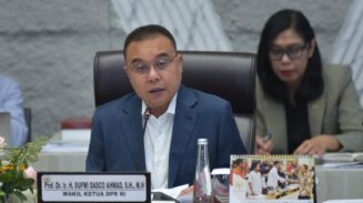 Wakil Ketua DPR RI Sufmi Dasco Ahmad saat memberikan keterangan di Gedung DPR. Dasco menegaskan pentingnya menunda kebijakan strategis impor kendaraan guna melindungi ekosistem industri otomotif dalam negeri sesuai visi Presiden Prabowo. (Foto: Dok. Humas DPR/Istimewa)