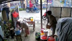 Pelaku pencurian uang nenek penjual nasi uduk saat digiring petugas Subdit Resmob Polda Metro Jaya. Kepolisian bertindak cepat mengamankan pelaku guna memberikan rasa keadilan bagi masyarakat kecil yang menjadi korban kejahatan. (Foto: Dok. Polda Metro Jaya/Istimewa)