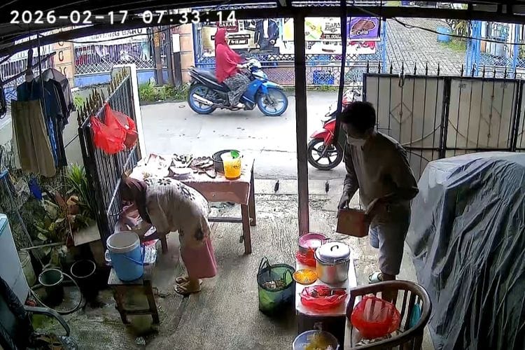 Pelaku pencurian uang nenek penjual nasi uduk saat digiring petugas Subdit Resmob Polda Metro Jaya. Kepolisian bertindak cepat mengamankan pelaku guna memberikan rasa keadilan bagi masyarakat kecil yang menjadi korban kejahatan. (Foto: Dok. Polda Metro Jaya/Istimewa)