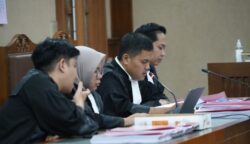 Jaksa Penuntut Umum membacakan replik dalam sidang dugaan korupsi tata niaga minyak mentah PT Pertamina di Pengadilan Tipikor Jakarta Pusat. Persidangan mengungkap dugaan penyimpangan prosedur yang menyebabkan kerugian negara hingga Rp13,5 triliun. (Foto: Istimewa)