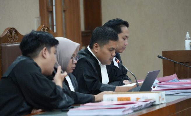 Jaksa Penuntut Umum membacakan replik dalam sidang dugaan korupsi tata niaga minyak mentah PT Pertamina di Pengadilan Tipikor Jakarta Pusat. Persidangan mengungkap dugaan penyimpangan prosedur yang menyebabkan kerugian negara hingga Rp13,5 triliun. (Foto: Istimewa)