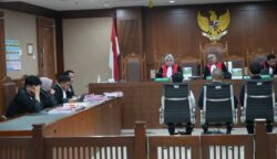 JPU Zulkipli saat membacakan replik atas pembelaan terdakwa kasus korupsi tata niaga minyak mentah Pertamina di Pengadilan Tipikor Jakarta Pusat. Jaksa berkomitmen untuk mengejar pemulihan aset negara hingga Rp13,5 triliun dari para pihak yang terlibat. (Foto: Dok. Puspenkum/Istimewa)