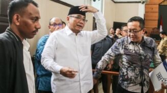 Mantan Menteri Agama Yaqut Cholil Qoumas saat menghadiri sidang praperadilan di Pengadilan Negeri Jakarta Selatan. Meskipun pihak KPK meminta penundaan, Gus Yaqut tetap hadir sebagai bentuk penghormatan terhadap proses hukum yang sedang berjalan. (Foto: Dok. Istimewa)