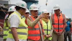 Gubernur DKI Jakarta Pramono Anung saat meninjau kedatangan ribuan ekor sapi impor di Pelabuhan Tanjung Priok. Langkah ini diambil untuk memastikan kebutuhan daging warga Jakarta terpenuhi dengan harga yang tetap terjangkau selama bulan suci Ramadan dan Idulfitri. (Foto: Dok. Pemprov DKI/Istimewa)