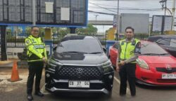 Mobil Toyota Avanza Veloz dengan pelat nomor diplomatik CD 37 04 saat diamankan petugas Ditlantas Polda Metro Jaya di Tegal Parang. Penggunaan pelat diplomatik pada kendaraan yang tidak sesuai peruntukannya merupakan pelanggaran serius terhadap aturan lalu lintas dan administrasi negara. (Foto: Dok. Ditlantas PMJ/Istimewa)