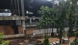 Gerbang lokasi proyek pembangunan lapangan Padel di Jalan Kalimaya, Permata Hijau, yang kini sedang dalam sorotan hukum. Protes warga mencuat akibat jam operasional konstruksi yang dianggap melanggar batas kewajaran di area perumahan. (Foto: Dok. Istimewa/Redaksi)