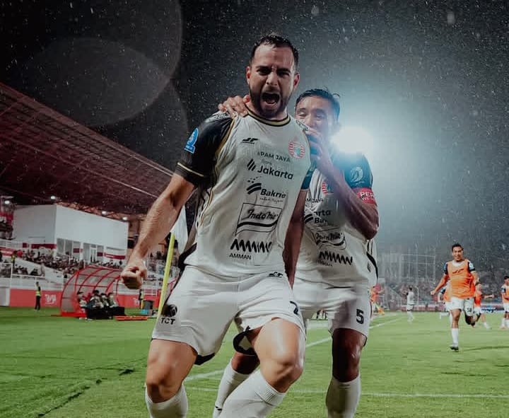 Aksi duel udara Jordi Amat saat mencetak gol kedua Persija ke gawang Malut United di Stadion Gelora Kie Raha. Kemenangan tandang ini menjadi modal krusial bagi skuad Mauricio Souza untuk terus bersaing dalam perebutan gelar juara musim ini. (Foto: Dok. Persija/Istimewa)
