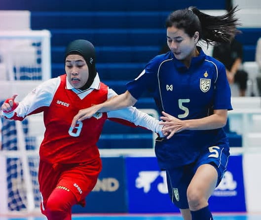 Pemain Timnas Futsal Putri Indonesia saat mencoba membendung serangan pemain Thailand dalam laga perdana Grup A di Nakhon Ratchasima. Skuad asuhan Luis Estrela kini fokus mempersiapkan diri menghadapi laga penentu melawan Malaysia. (Foto: Dok. AFF/Istimewa)