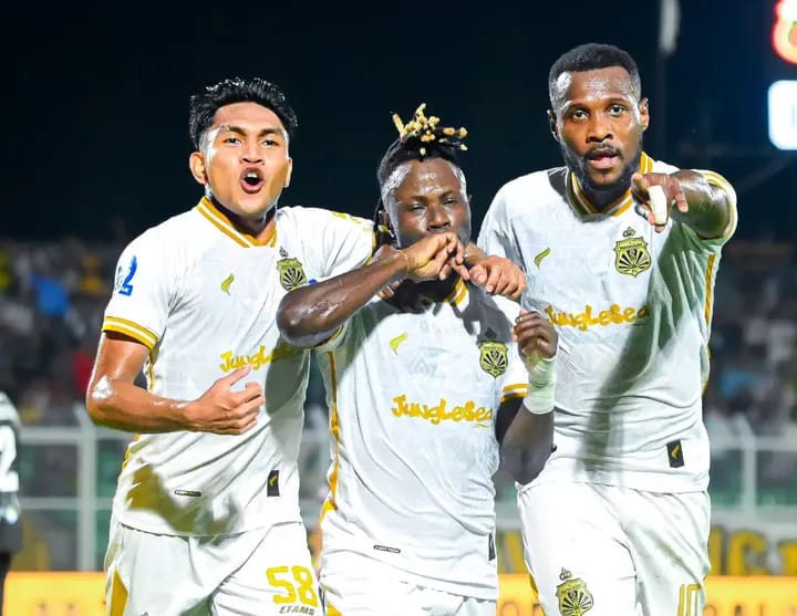 Selebrasi Moussa Sidibe usai mencetak gol ke gawang Semen Padang FC di Stadion Sumpah Pemuda, Lampung. Penampilan gemilang Sidibe dan kolega membawa Bhayangkara FC menembus jajaran lima besar klasemen sementara. (Foto: Dok. Bhayangkara FC/Istimewa)