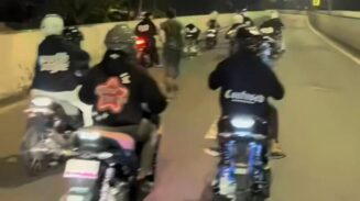 Deretan sepeda motor modifikasi milik anggota komunitas Young Night Style saat diamankan di Kantor Subdit Gakkum Ditlantas Polda Metro Jaya. Aksi nekat merusak portal JLNT Casablanca kini berbuntut pada ancaman pidana dan penyitaan kendaraan. (Foto: Dok. Ditlantas PMJ/Istimewa)
