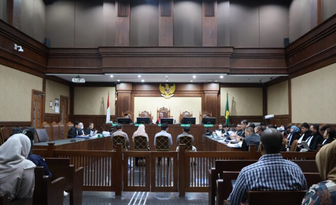 JPU Roy Riady saat memaparkan bukti-bukti kejanggalan aliran dana investasi dalam sidang lanjutan kasus Chromebook di Pengadilan Tipikor. Kejaksaan kini fokus menelusuri kaitan antara proyek pengadaan negara dengan kenaikan valuasi saham perusahaan yang melibatkan mantan pejabat tinggi negara. (Foto: Dok. Redaksi/Istimewa)