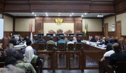 Suasana persidangan dugaan korupsi pengadaan Chromebook di Pengadilan Tipikor Jakarta Pusat. Jaksa kini fokus mendalami skema investasi "sirkuler" dan selisih laporan keuangan domestik-internasional yang mencapai jutaan dolar AS. (Foto: Dok. Redaksi/Istimewa)