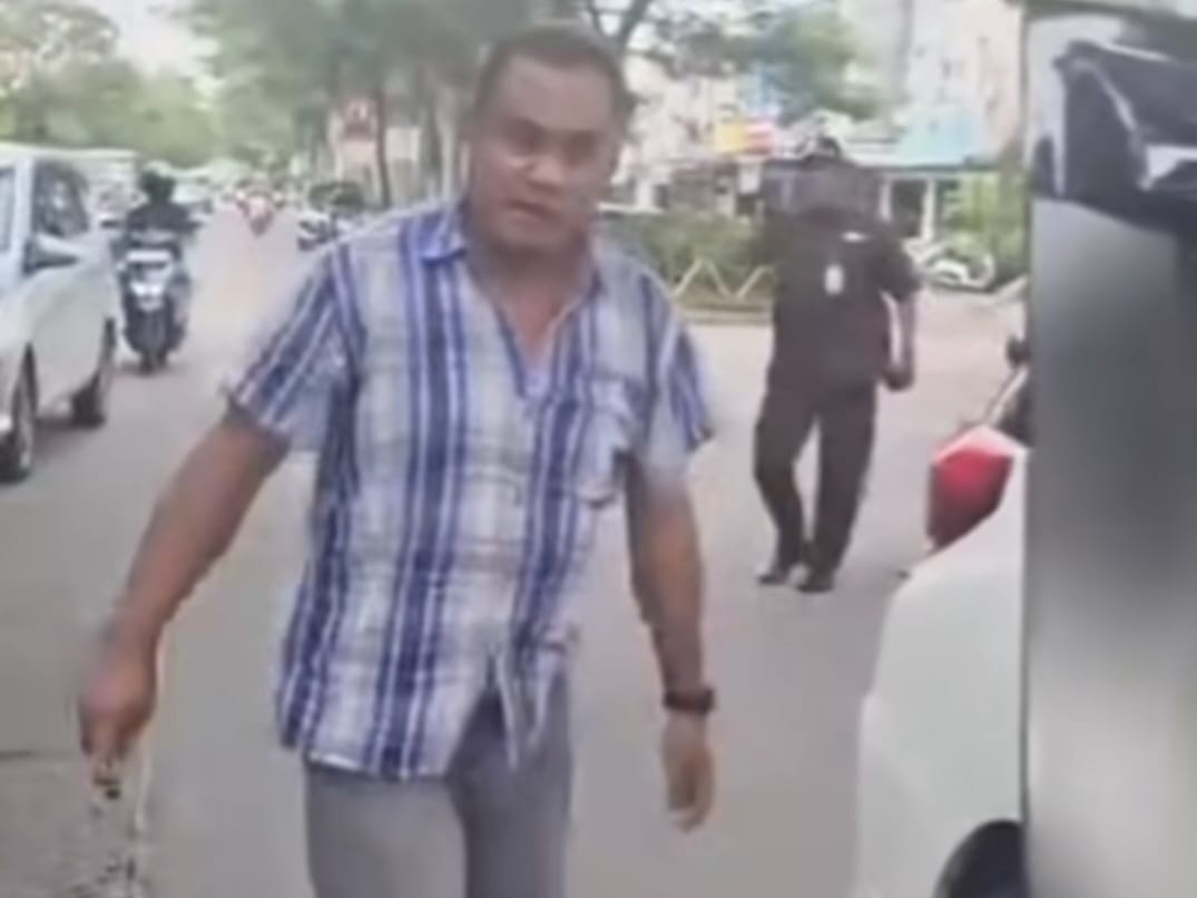 Petugas kepolisian mengamankan terduga pelaku penusukan advokat di Kelapa Dua, Tangerang Selatan, yang ditangkap tim Jatanras Polda Metro Jaya di Semarang, Jawa Tengah.