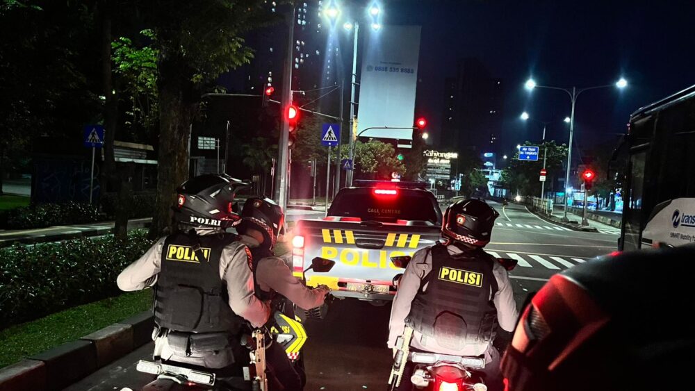 Personel Detasemen Perintis Polri saat berkoordinasi dengan petugas di Pos Pantau Manggarai, Jakarta Selatan. Patroli rutin ini terus ditingkatkan guna mempersempit ruang gerak pelaku kejahatan dan kelompok tawuran pada jam rawan. (Foto: Dok. Polri/Istimewa)