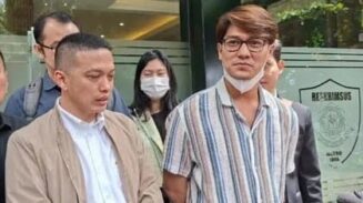 Rizky Billar didampingi kuasa hukumnya saat memberikan keterangan di Polda Metro Jaya. Billar menegaskan integritas sang istri dan menyampaikan apresiasi kepada pihak kepolisian atas profesionalisme dalam menangani laporan yang disebutnya salah sasaran tersebut. (Foto: Dok. Redaksi/Amsi)