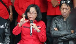 Wasekjen DPP PDIP Adian Napitupulu bersama jajaran Komisi X DPR RI saat memberikan keterangan pers di Sekolah Partai, Lenteng Agung. PDIP secara resmi merilis data rincian APBN yang menunjukkan porsi besar anggaran pendidikan dialokasikan untuk Program Makan Bergizi Gratis (MBG). (Foto: Dok. PDIP/Istimewa)