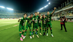 Selebrasi Gali Freitas usai mencetak gol kemenangan Persebaya Surabaya ke gawang PSM Makassar di Stadion Gelora Bung Tomo. Kemenangan krusial ini mengembalikan kepercayaan diri skuad Bajol Ijo dalam persaingan ketat di papan atas liga. (Foto: Dok. Persebaya/Istimewa)