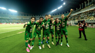 Selebrasi Gali Freitas usai mencetak gol kemenangan Persebaya Surabaya ke gawang PSM Makassar di Stadion Gelora Bung Tomo. Kemenangan krusial ini mengembalikan kepercayaan diri skuad Bajol Ijo dalam persaingan ketat di papan atas liga. (Foto: Dok. Persebaya/Istimewa)