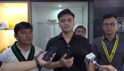 Perwakilan Aliansi Pergerakan Mahasiswa yang terdiri dari HMI, PII, dan Gerakan Pemuda Mahasiswa Nasional menyampaikan pernyataan Amicus Curiae di Pengadilan Tipikor Jakarta Pusat, Kamis (26/2/2026)