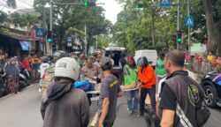Personel Detasemen Perintis Korsabhara Baharkam Polri saat melakukan pengamanan lokasi dan koordinasi evakuasi korban kecelakaan di Jalan Lenteng Agung, Jagakarsa. Meski penanganan dilakukan dengan cepat, satu orang korban dilaporkan meninggal dunia dalam insiden tersebut. (Foto: Dok. Baharkam Polri/Istimewa)