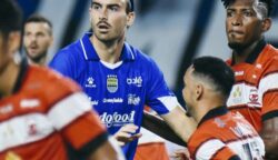 Striker Persib Andrew Jung tengah dijaga dua pemain Madura United. Dalam laga yang digelar malam tadi Persib menghancurkan Madura United dengan skor 5-0. (iG Persib)