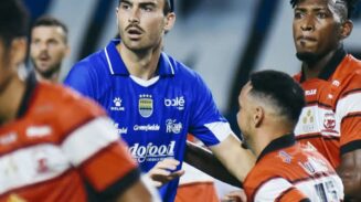 Striker Persib Andrew Jung tengah dijaga dua pemain Madura United. Dalam laga yang digelar malam tadi Persib menghancurkan Madura United dengan skor 5-0. (iG Persib)